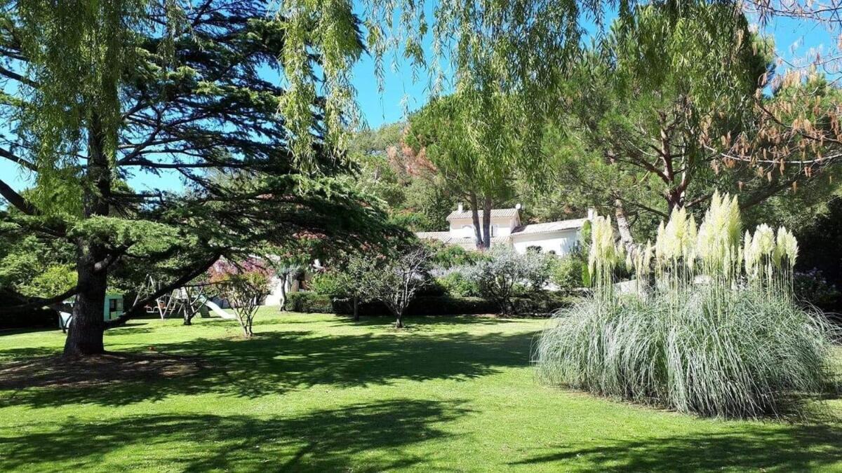 La Villa Moursoise 4 Etoiles Luaran gambar